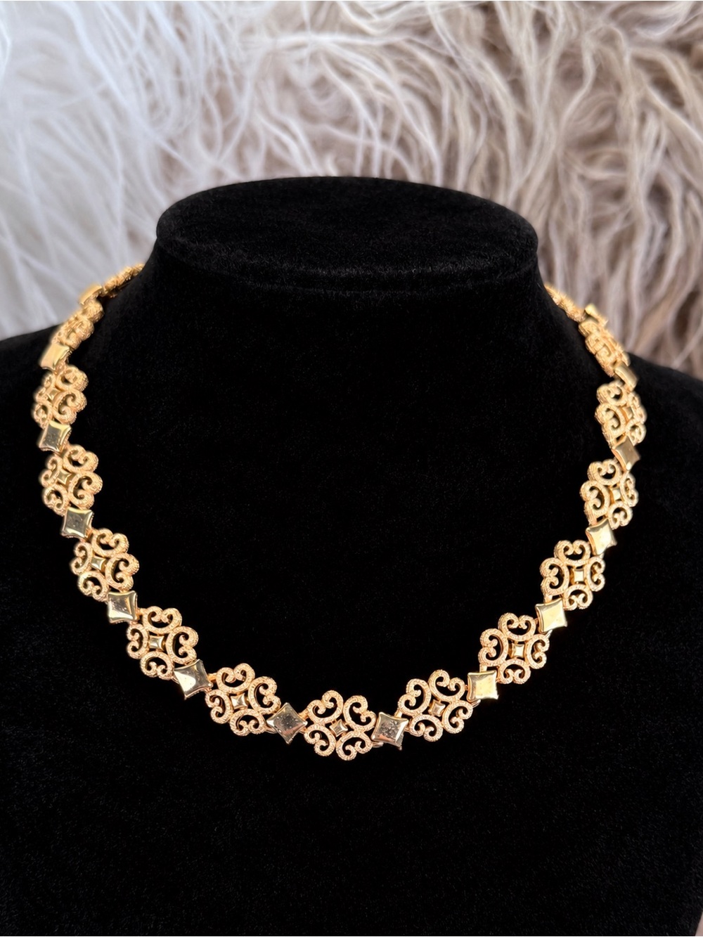 Vintage 1971 Avon Precious Pretenders Goldtone Filigree Necklace - Picture 8 of 10